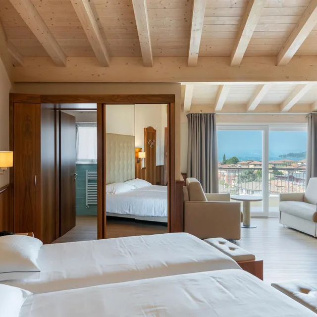 Superior, Double Bed, Partial Lake View، Royal Suite 1/10