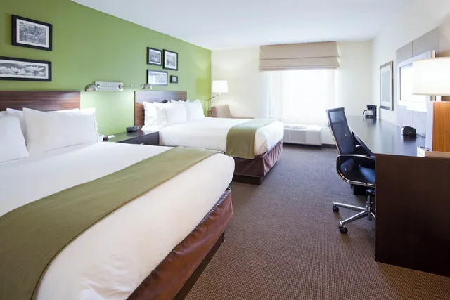 غرفة قياسية بسريرين كوين، Holiday Inn Express Hotel Suites Rogers 1/2