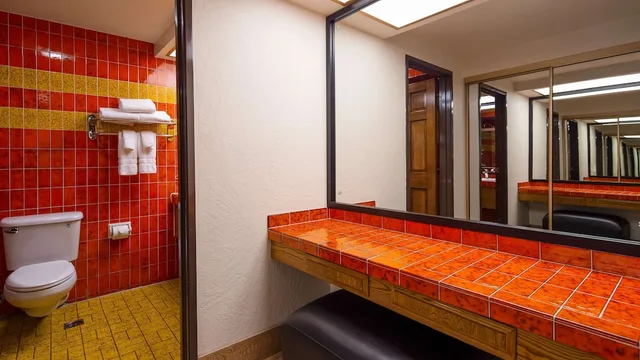 غرفة قياسية بسرير كوين بشرفة، Best Western Pine Tree Motel 8/8