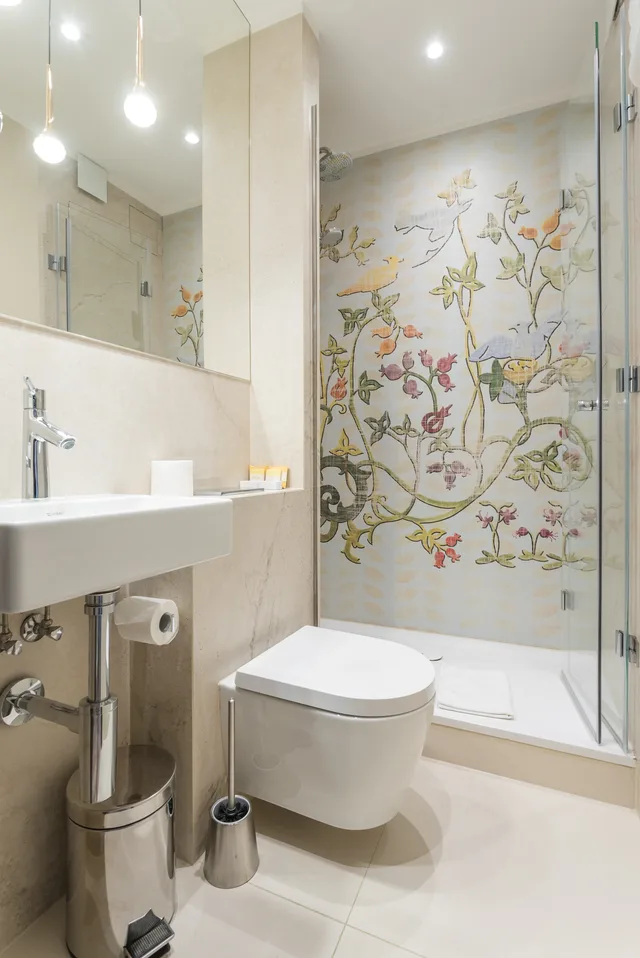 غرفة ثلاثية، Ester Hotel 2/2