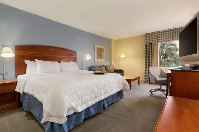 Room, King Bed, Sofa, Accessible, Hampton Inn Miami Airport West 3/9