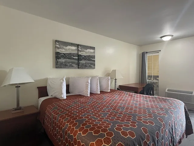 غرفة بسرير كينج لغير المدخنين، Travel Inn of Buford 2/7