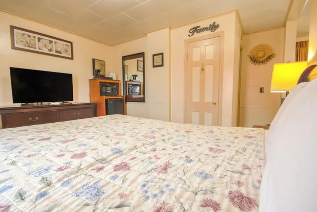 Room, 2 Double Beds, Sunflower Motel Hiawatha By OYO 8/10