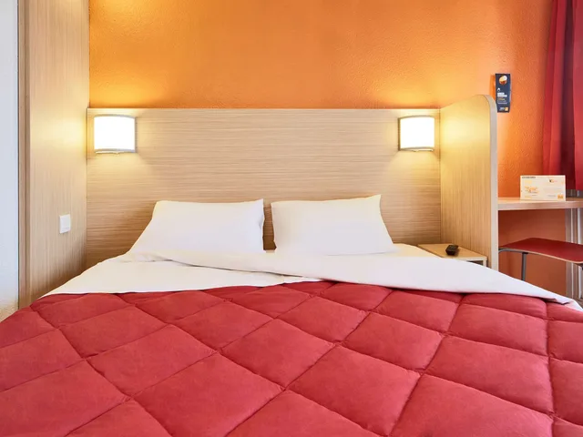Standard, 1 Double and 1 Single Bed, Premiere Classe Toulouse Ouest - Blagnac Aeroport 5/8
