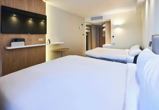 غرفة عائلية بسرير كوين مع أريكة، B&B Hotel Deauville-Touques 2/4