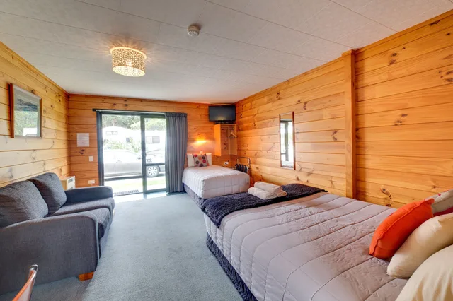 Motel, Studio, 1 Queen and 1 Single Bed، Wellington Top 10 Holiday Park 2/6