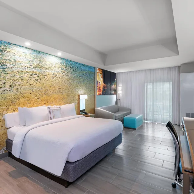 غرفة بسرير كينج بشرفة، Courtyard by Marriott South Padre Island 2/8