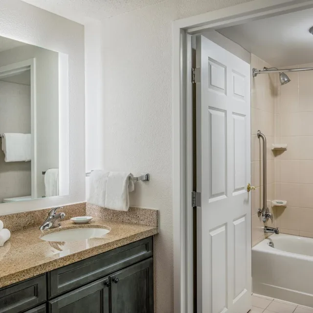 2 Bedrooms, Space, Suite, 2 Queen Beds, Sofa, Living Area, Kitchen، Residence Inn By Marriott Chesapeake Greenbrier 2/10