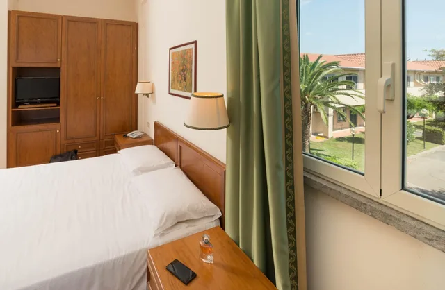 Family, Queen and Twin Beds, Baia Del Sole 3/7