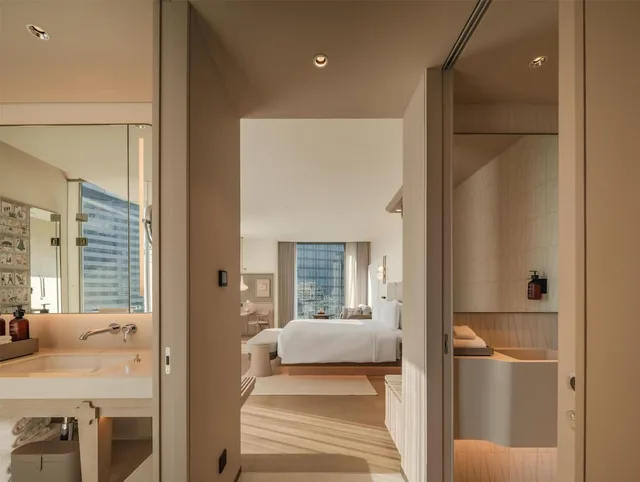 جناح جونيور ركني بسرير كينج، KROMO Bangkok, Curio Collection by Hilton 4/6