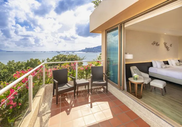 غرفة بريميير بسريرين منفصلين بإطلالة على البحر بشرفة، Gold Coast Hotel Hong Kong 1/2