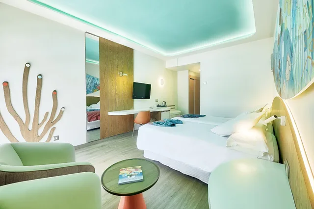 غرفة بسرير مزدوج وسرير فردي بإطلالة على المرسى بشرفة، Hotel LIVVO Puerto de Mogan 7/10