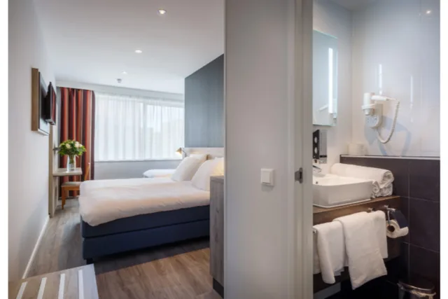 غرفة ثلاثية، HOTEL JOY 2/2