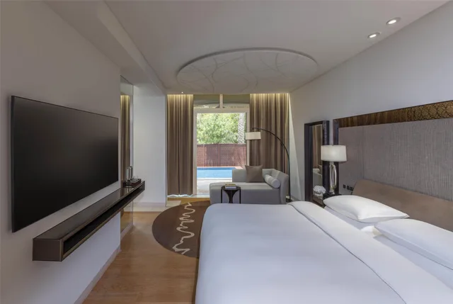 جناح بسرير كينج بإطلالة على الحديقة، Park Hyatt Abu Dhabi Hotel & Villa - Saadiyat island 1/10