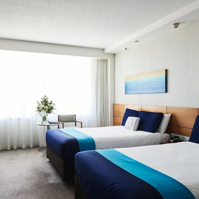 غرفة تنفيذية بسريرين منفصلين بإطلالة على البحر، The Ville Resort - Casino 1/8