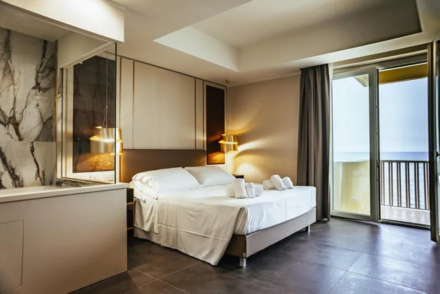 Royal, Suite, Hot Tub, Palace Hotel 6/10