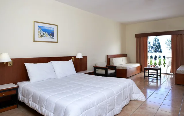 بنغل عائلي بسريرين منفصلين بإطلالة على الحديقة مع أريكة، Sunshine Corfu Hotel & Spa 1/5
