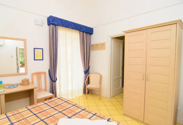 Room, Queen Bed, Sea View, Albergo Villa Giusto 4/4