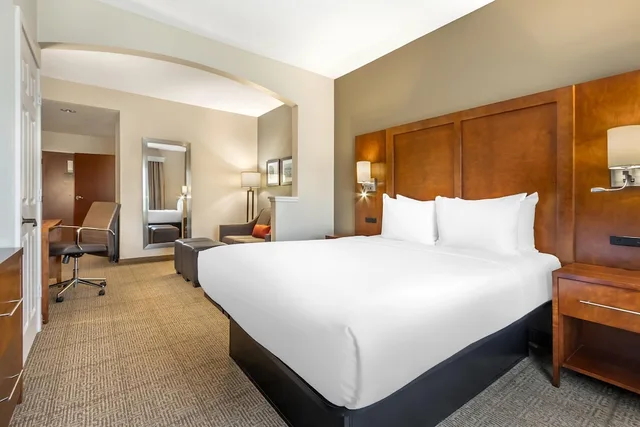 جناح بسرير كوين مع أريكة لذوي الإعاقة، Comfort Suites Myrtle Beach Central 1/4