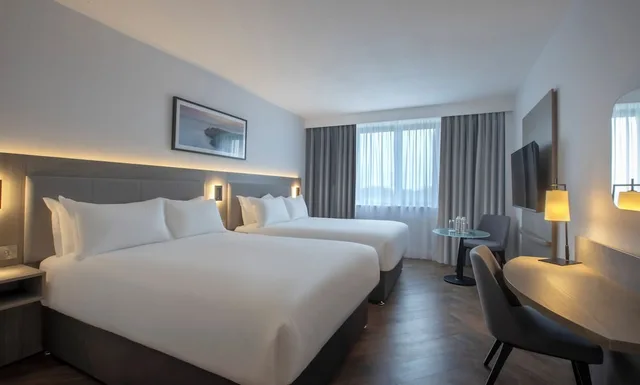 غرفة ديلوكس بسريرين مزدوجين مع أريكة، Clayton Hotel Dublin Airport Central 2/3