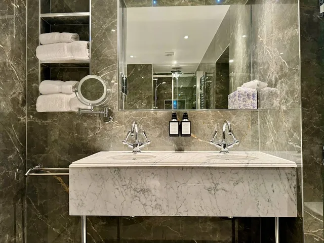 جناح غراند سوبيريور بسرير كينج وسرير فردي، The Leonard Hotel 3/4