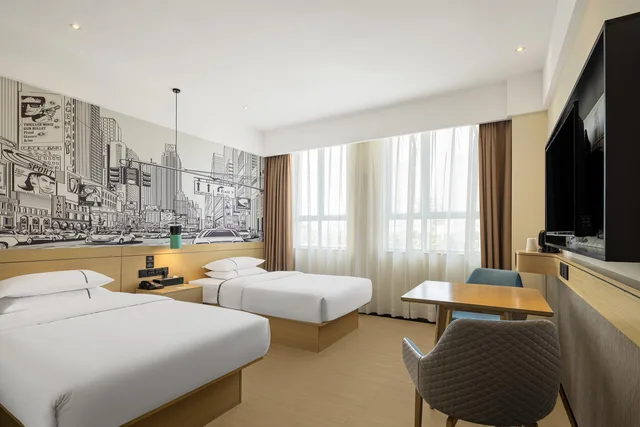 غرفة عائلية بسرير كوين وسرير فردي، City Comfort Inn Foshan Gaoming Huaying Square Hotel 2/2