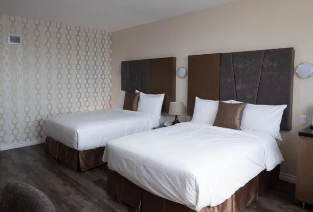 جناح بسريرين كوين، Hotel Montreal Metropolitan, an Ascend Collection Hotel 2/4