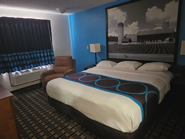 Business, King Bed, Super 8 By Wyndham Lincoln West 1/8