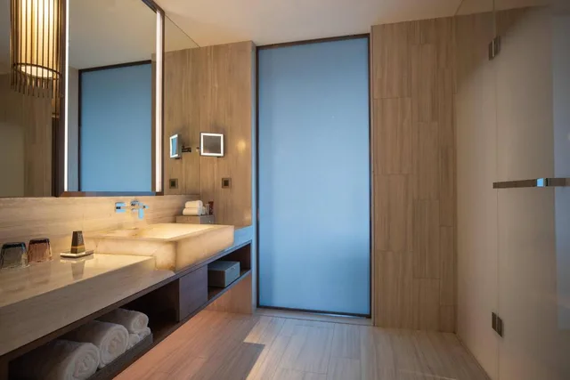 1 Bedroom, Family Suite, Suite, King Bed, Mountain View, Balcony، Beijing Marriott Hotel Changping 3/3