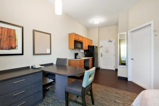 جناح استوديو بسرير كوين بحوض استحمام لذوي الإعاقة، Candlewood Suites Medford 2/2