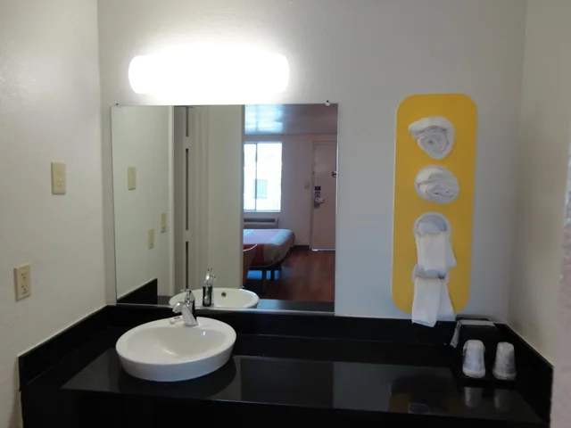 1 Full Bed - Mobility Access Tub Smk، Motel6 Round Rock, TX 4/5