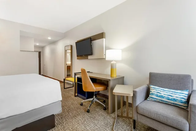 Room, King Bed, Comfort Suites East Brunswick - South River 3/5