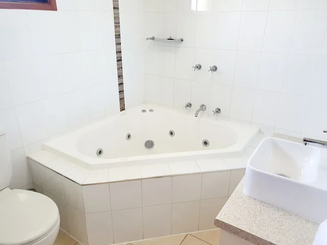 Spa, Deluxe, Studio, Queen Bed, Werribee Park Motor Inn 4/5