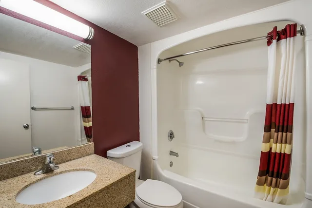 غرفة قياسية بسريرين كوين لغير المدخنين، Red Roof Inn Rochester Airport 8/10