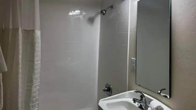 غرفة قياسية بسرير كوين بمطبخ، Studio6 Pasco, WA 4/4