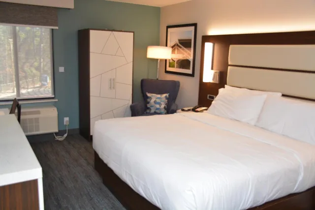 غرفة بسرير كينج بحوض استحمام لذوي الإعاقة، Four Points by Sheraton Fayetteville Fort Liberty 2/10