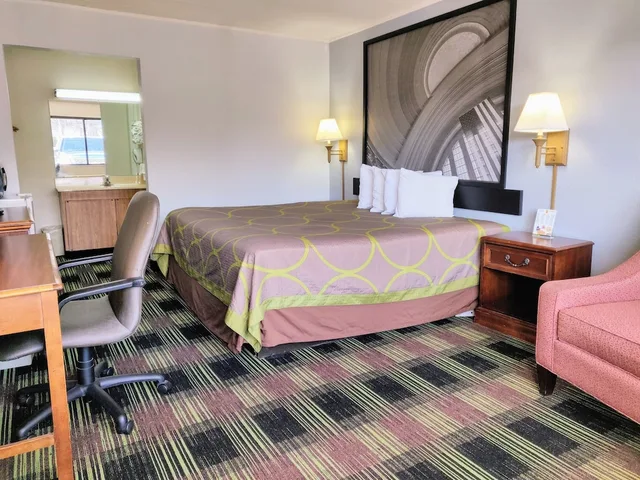غرفة ديلوكس بسرير كينج، Sprucewood Inn 1/2