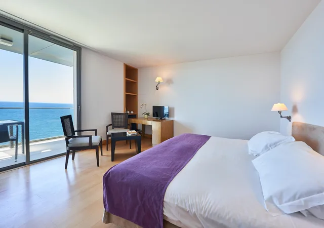 غرفة قياسية بإطلالة على البحر بشرفة، Hotel Golden Residence Madeira 1/1