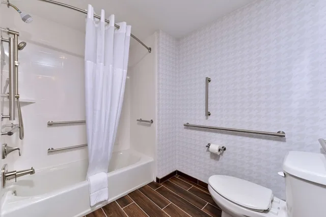 غرفة بسريرين كوين لذوي الإعاقة، Hampton Inn & Suites Greensboro Downtown 3/3