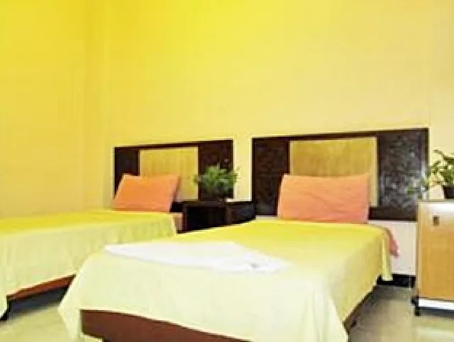 غرفة بسرير مزدوج بحمام مشترك، Arabian Nights Hotel 1/2