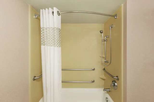 غرفة قياسية بسرير كوين لذوي الإعاقة، Hampton Inn Ft Lauderdale-Cypress Creek 7/7