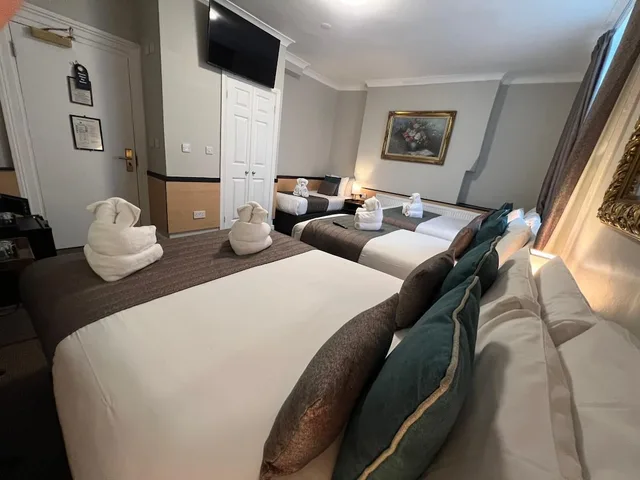 Family, 1 Double and 3 Single Beds، Tudor Court Hotel 7/10