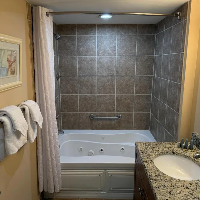 Suite, King Bed, Ocean Front, Towers at North Myrtle Beach 3/6