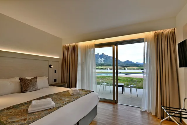 غرفة سوبيريور بسرير كينج بإطلالة على المسبح بشرفة، Val Du Charron Coach House 1/6
