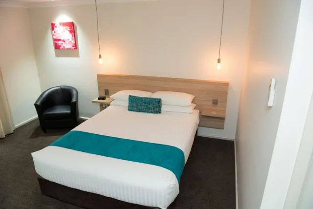 غرفة تنفيذية بسرير كوين، The Central Caleula Motor Lodge 3/3