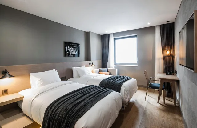 غرفة متصلة بسرير كينج وسريرين منفصلين، HOTEL 28 MYEONGDONG 1/2