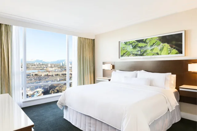 غرفة بسرير كينج في طابق منخفض، The Westin Wall Centre Vancouver Airport 3/7