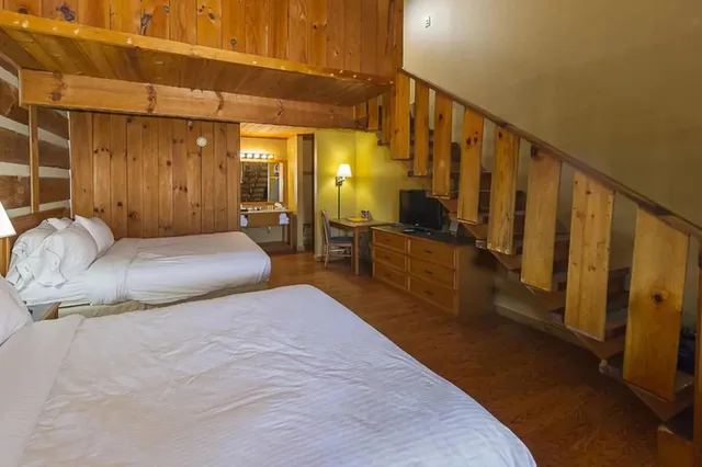 لوفت قياسي بسريرين كوين، Timbers Lodge 1/9