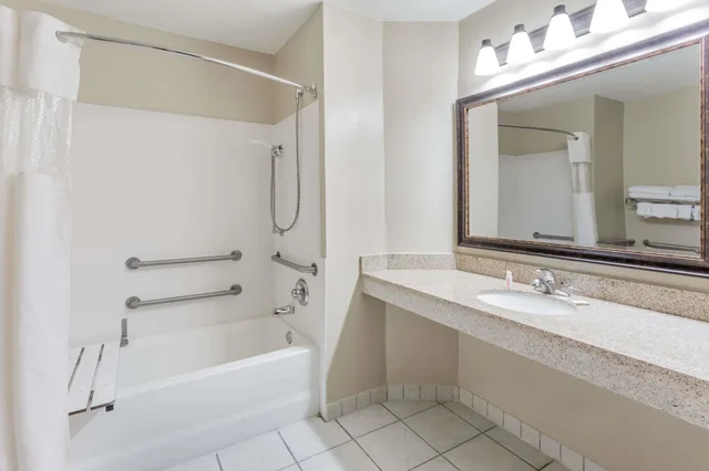 غرفة بسرير كينج مع أريكة، Baymont by Wyndham Mequon Milwaukee Area 2/3