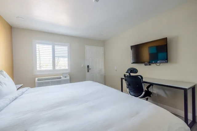 غرفة بسرير كينج، Hotel Avenida Victorville I-15 2/6